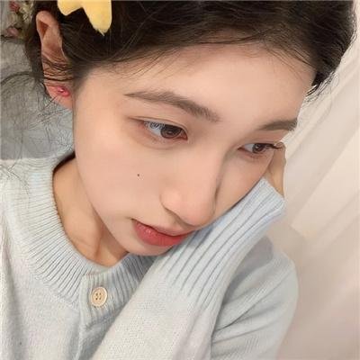 泳池里的女人